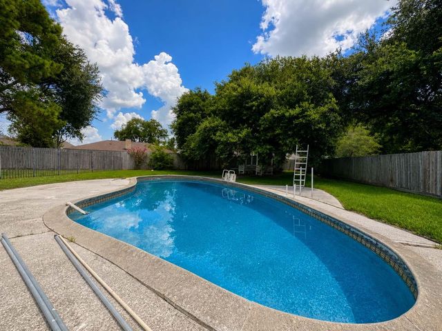 2109 E Linwood Oaks Street, Pearland, TX 77581