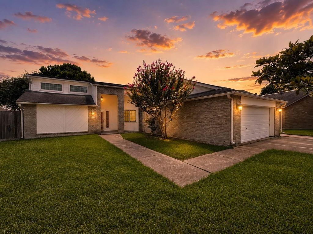 2109 E Linwood Oaks Street, Pearland, TX 77581