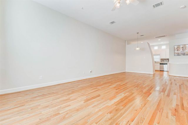 5941 South Loop E 1401, Houston, TX 77033