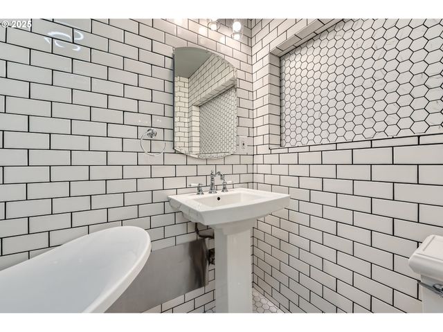 5417 Sw GARDEN HOME Rd, Portland, OR 97219