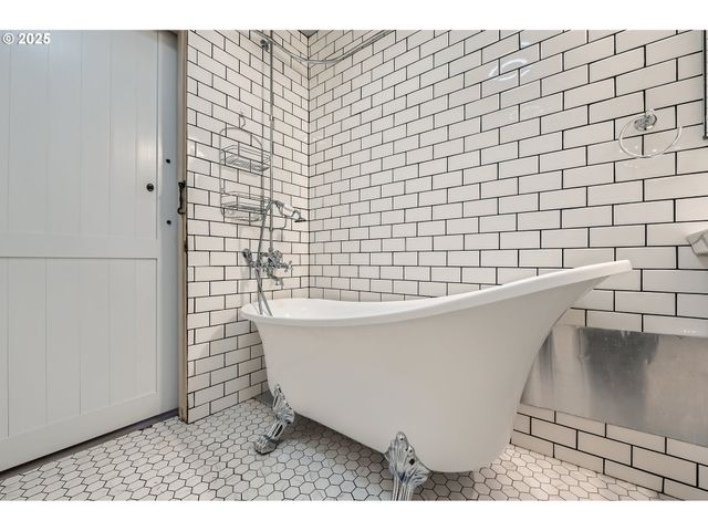 5417 Sw GARDEN HOME Rd, Portland, OR 97219