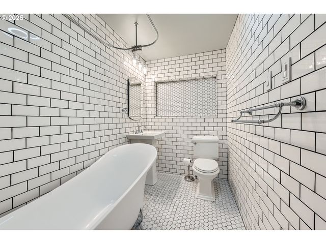 5417 Sw GARDEN HOME Rd, Portland, OR 97219