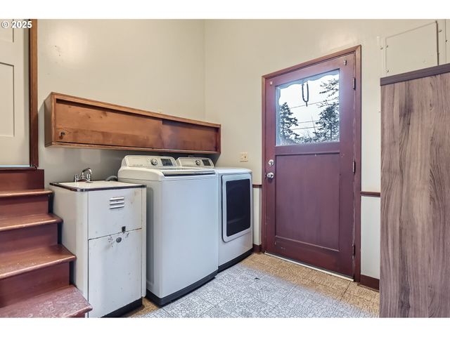 5417 Sw GARDEN HOME Rd, Portland, OR 97219