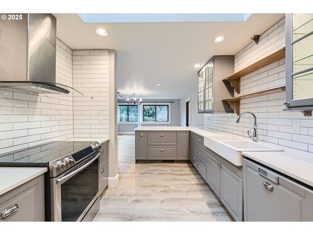 5417 Sw GARDEN HOME Rd, Portland, OR 97219