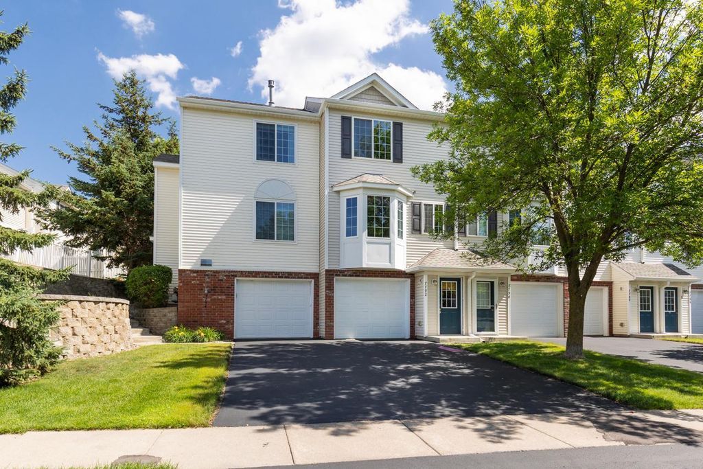 7792 Arboretum Village Circle, Chanhassen, MN 55317