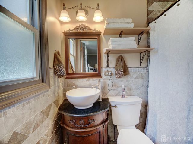 60 S Cliff Road S, Colonia, NJ 07067