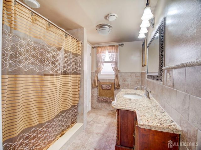 60 S Cliff Road S, Colonia, NJ 07067