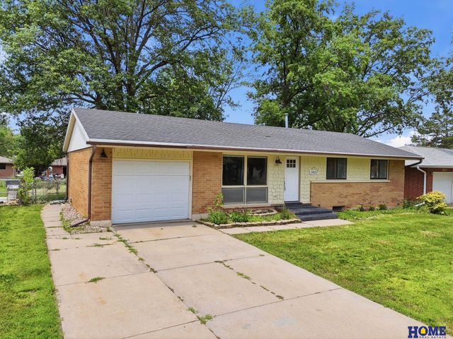 1021 Driftwood Drive, Lincoln, NE 68510