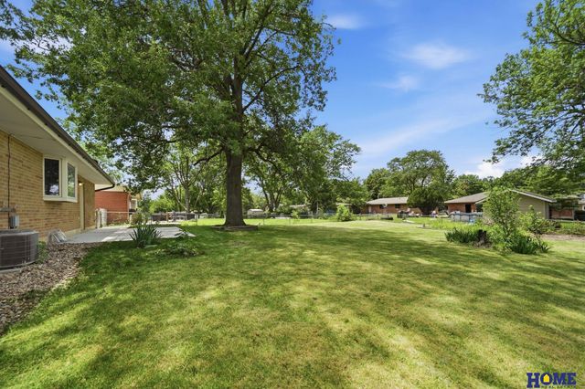 1021 Driftwood Drive, Lincoln, NE 68510