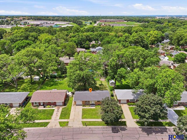 1021 Driftwood Drive, Lincoln, NE 68510
