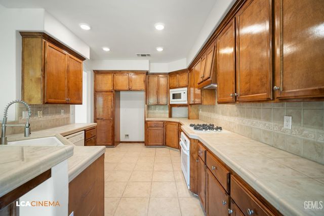 1805 Angers Court, Bakersfield, CA 93311