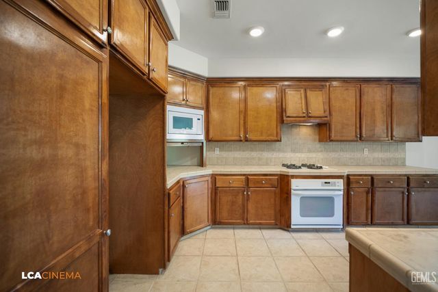 1805 Angers Court, Bakersfield, CA 93311