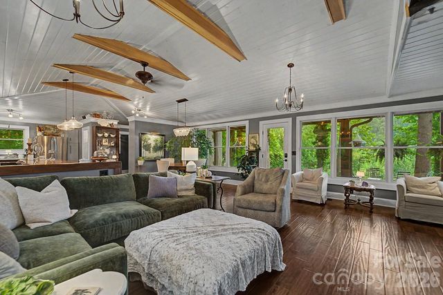 75 Mountain View Road, Sylva, NC 28779