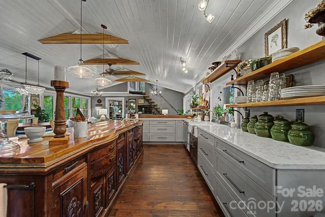 75 Mountain View Road, Sylva, NC 28779