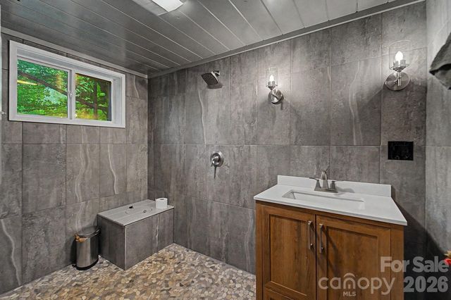 75 Mountain View Road, Sylva, NC 28779