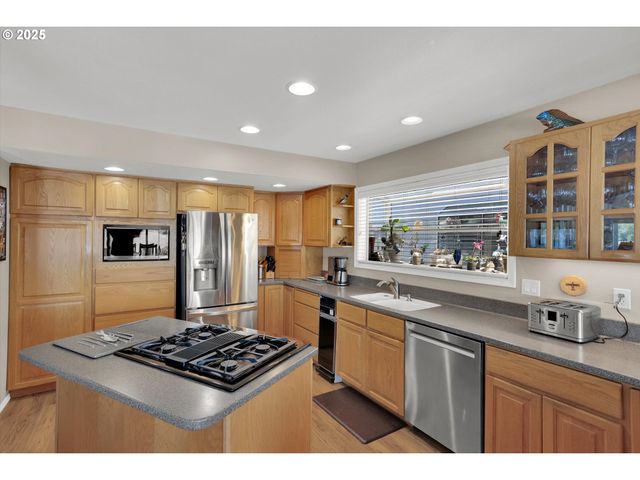 7720 S Macadam Ave 33, Portland, OR 97219