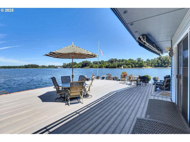 7720 S Macadam Ave 33, Portland, OR 97219