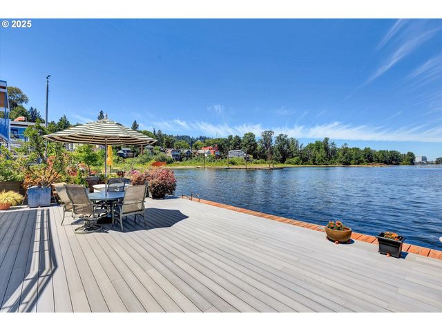 7720 S Macadam Ave 33, Portland, OR 97219