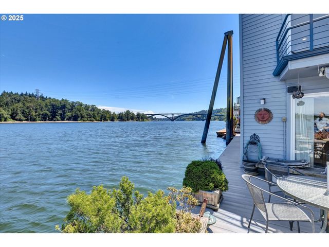 7720 S Macadam Ave 33, Portland, OR 97219