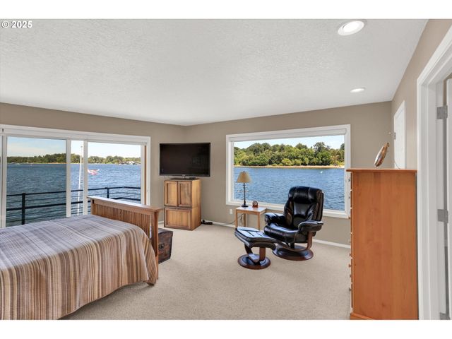 7720 S Macadam Ave 33, Portland, OR 97219