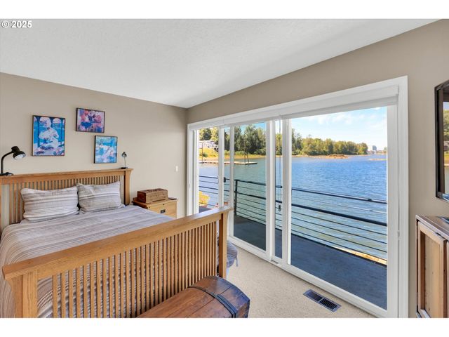 7720 S Macadam Ave 33, Portland, OR 97219