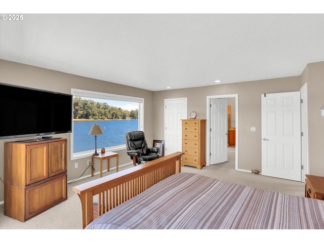 7720 S Macadam Ave 33, Portland, OR 97219