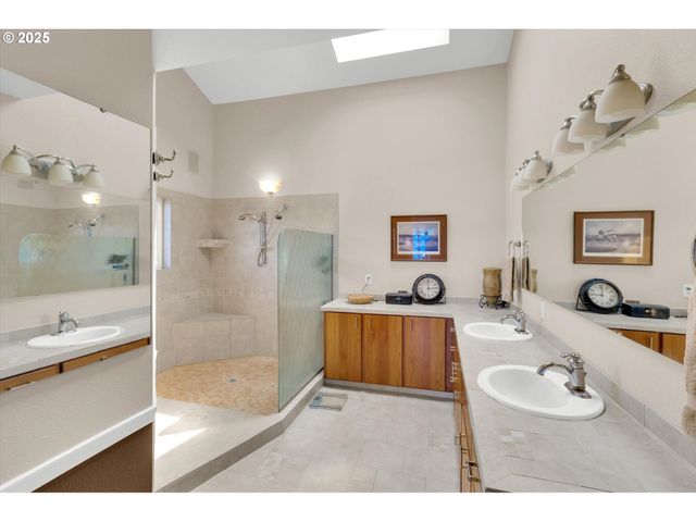 7720 S Macadam Ave 33, Portland, OR 97219