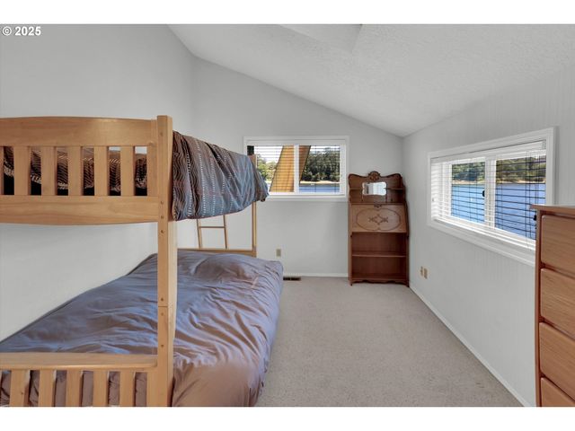 7720 S Macadam Ave 33, Portland, OR 97219