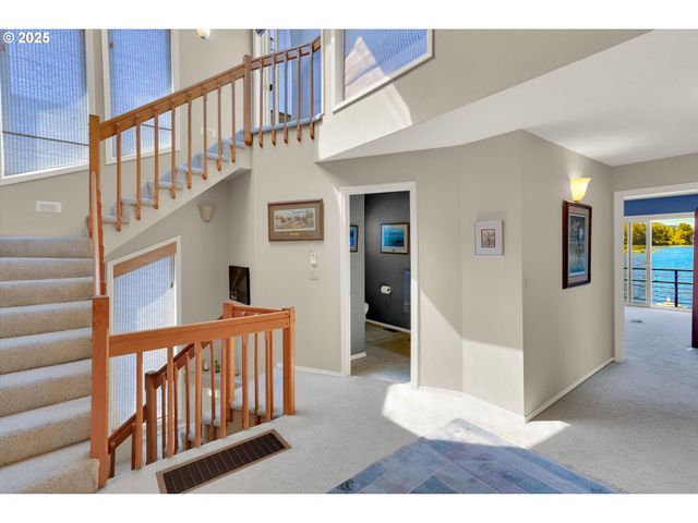 7720 S Macadam Ave 33, Portland, OR 97219