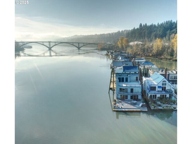 7720 S Macadam Ave 33, Portland, OR 97219