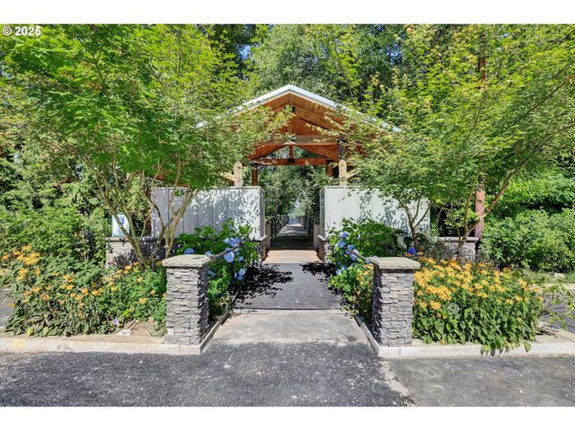 7720 S Macadam Ave 33, Portland, OR 97219