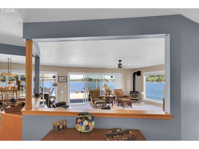 7720 S Macadam Ave 33, Portland, OR 97219