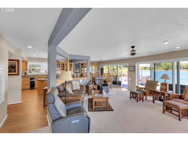 7720 S Macadam Ave 33, Portland, OR 97219