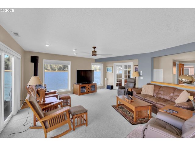 7720 S Macadam Ave 33, Portland, OR 97219