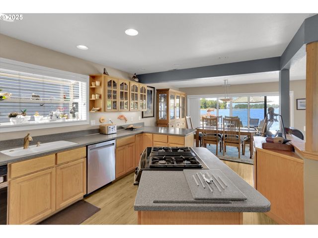 7720 S Macadam Ave 33, Portland, OR 97219