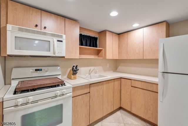 26 Rabkin Dr, Clifton City, NJ 07013