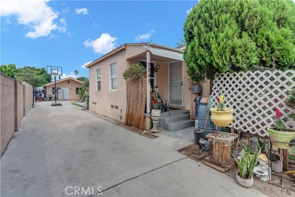 7745 Radford Ave, Los Angeles, CA 91605