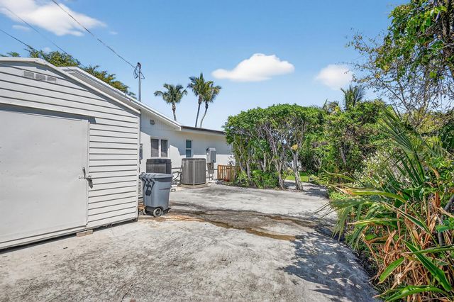 8416 Pine Tree Lane, West Palm Beach, FL 33406