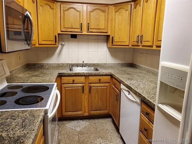 38 Padanaram Avenue 20-B, Danbury, CT 06811