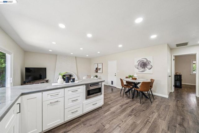 7403 Hillsdale Dr, Pleasanton, CA 94588