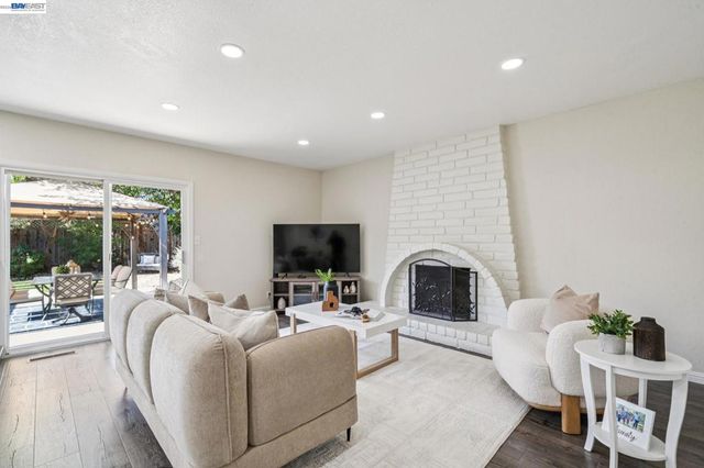 7403 Hillsdale Dr, Pleasanton, CA 94588