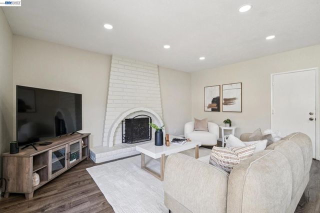 7403 Hillsdale Dr, Pleasanton, CA 94588