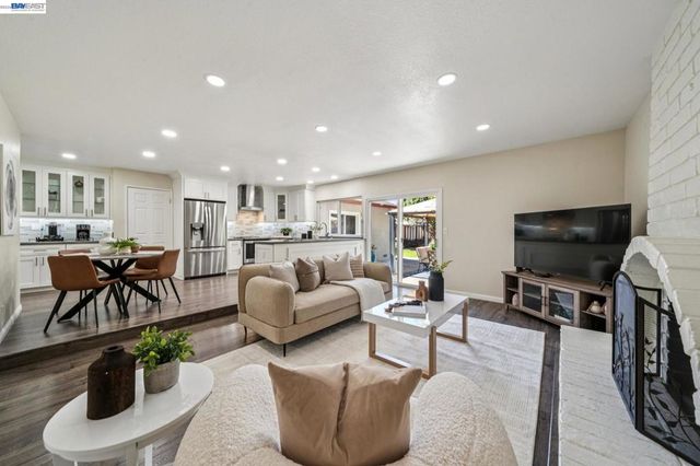 7403 Hillsdale Dr, Pleasanton, CA 94588