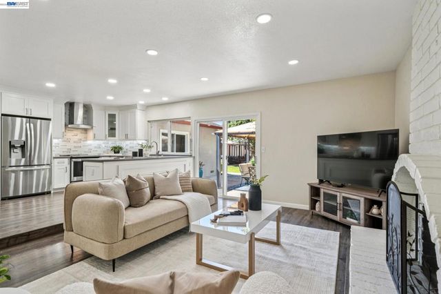 7403 Hillsdale Dr, Pleasanton, CA 94588