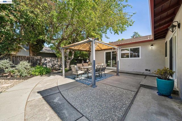 7403 Hillsdale Dr, Pleasanton, CA 94588