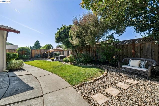 7403 Hillsdale Dr, Pleasanton, CA 94588
