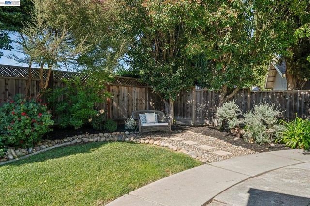 7403 Hillsdale Dr, Pleasanton, CA 94588