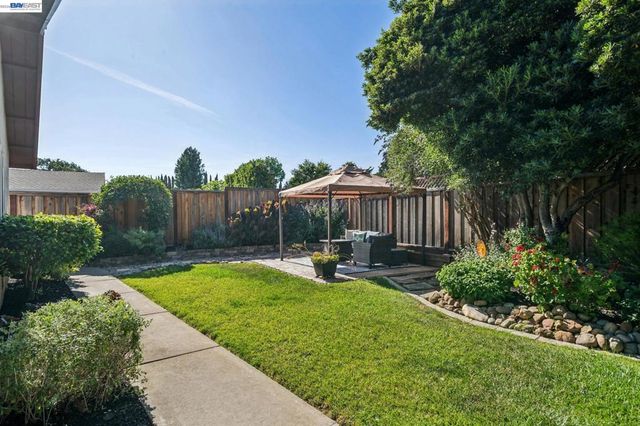 7403 Hillsdale Dr, Pleasanton, CA 94588