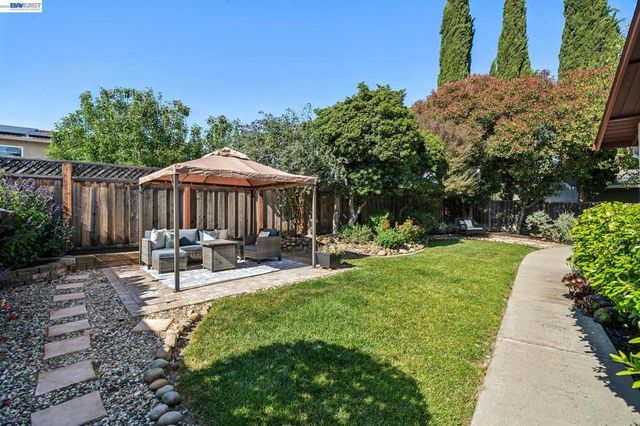 7403 Hillsdale Dr, Pleasanton, CA 94588