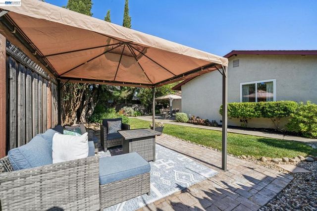 7403 Hillsdale Dr, Pleasanton, CA 94588